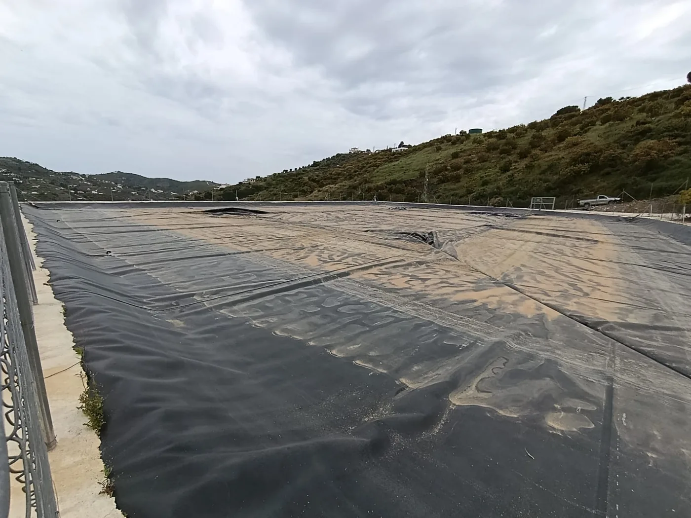 Cubierta flotante de polietileno sobre el agua para reducción de evaporación