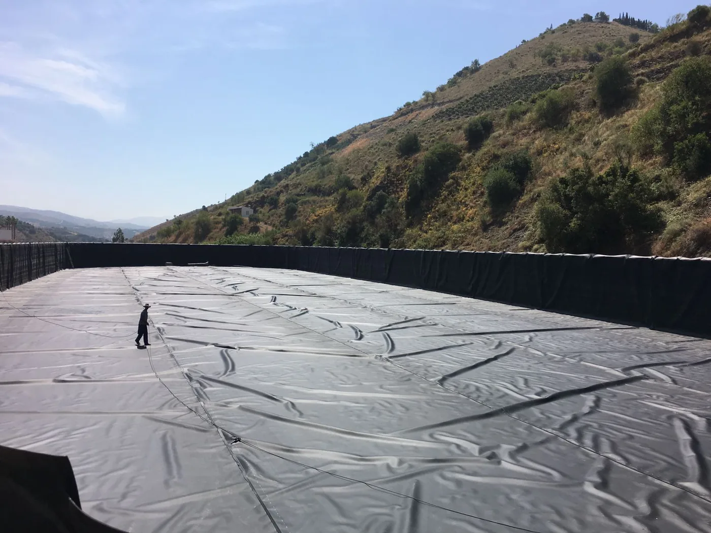 Interior de depósito de agua con lámina HDPE instalada