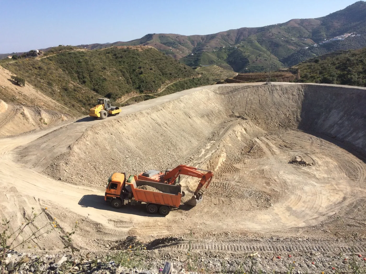 Excavadora Komatsu de ECTRO trabajando en obra de movimiento de tierras