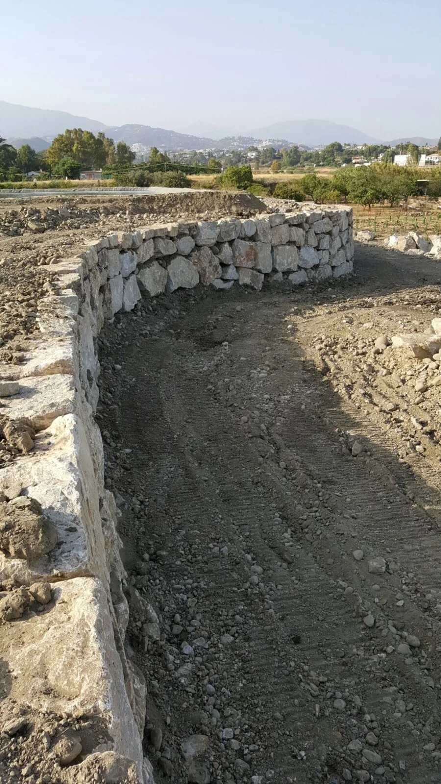 Detalle de construcción de muro de escollera con piedra de gran tonelaje