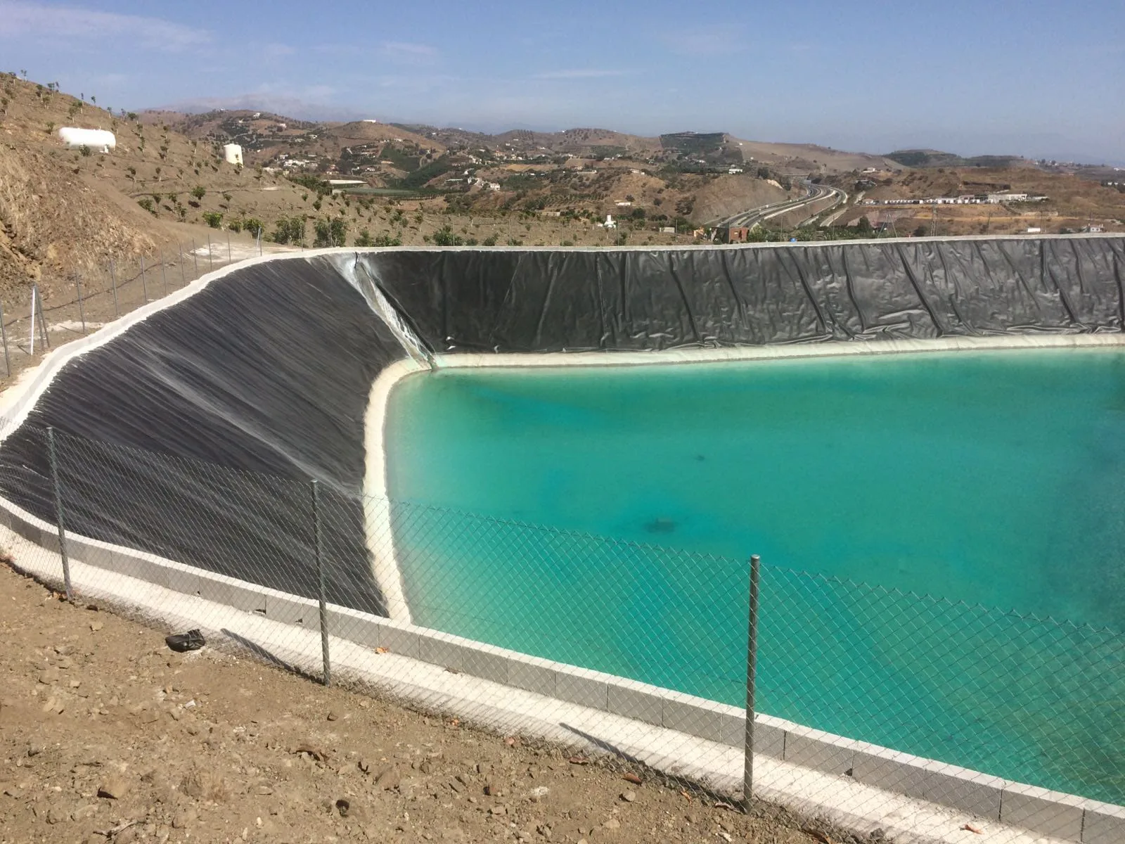 Construcción de balsa de riego en Andalucía con maquinaria propia