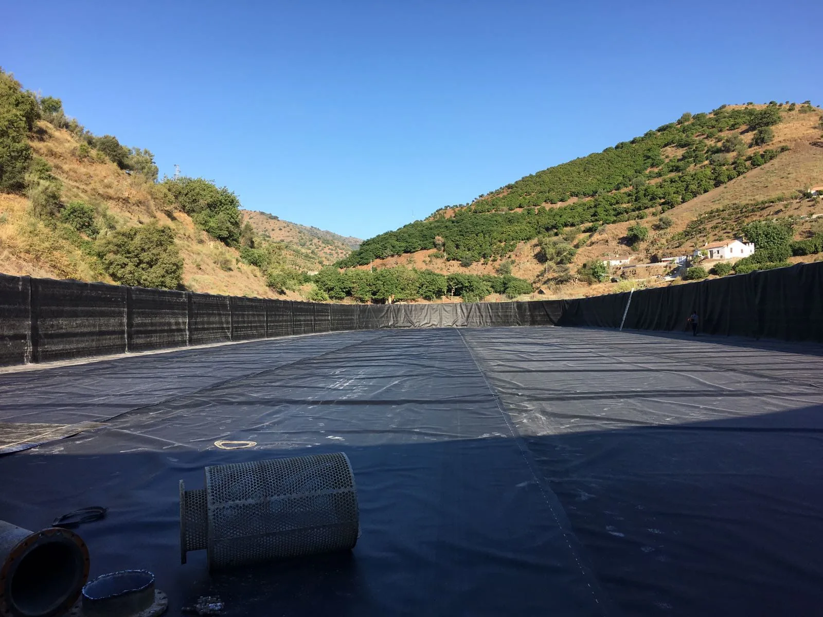 Depósito de agua impermeabilizado con geomembrana HDPE